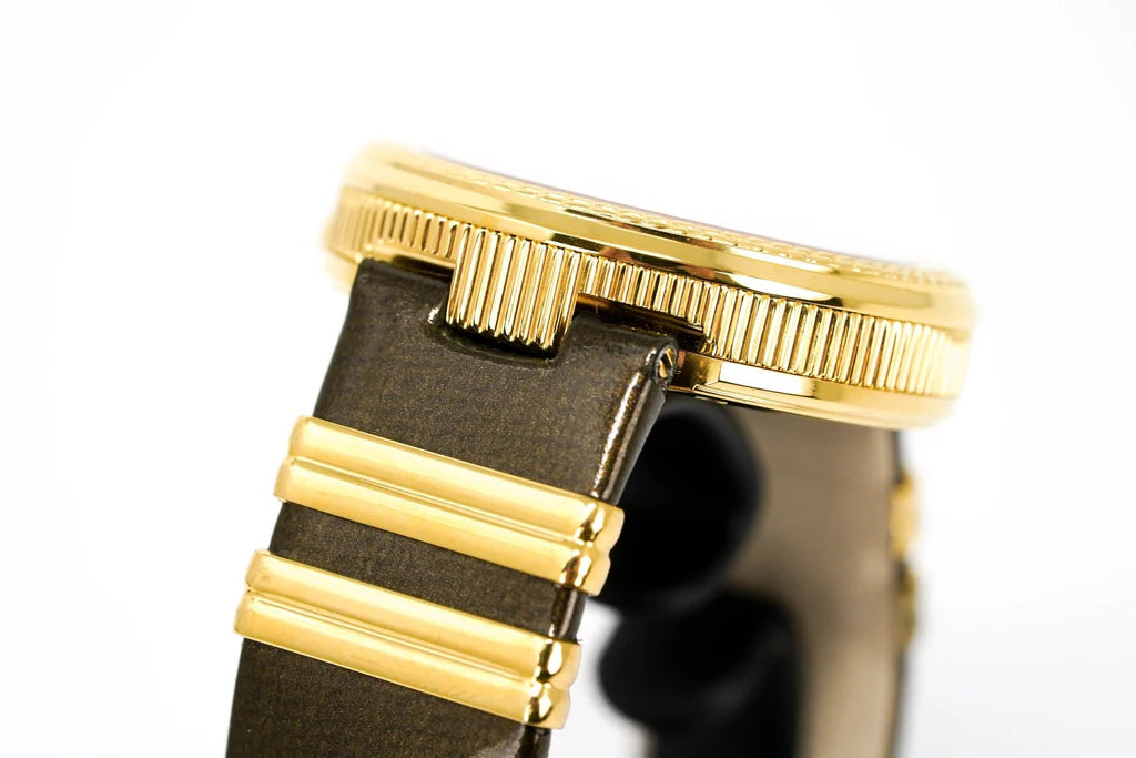 Versace V Metal Icon Damenuhr mit goldenem Zifferblatt und braunem Armband – VLC130016