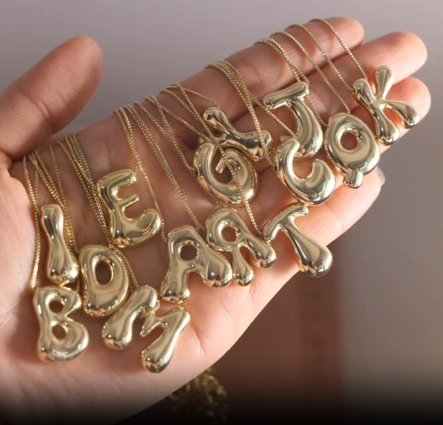 Goldene Farbe Edelstahl Initial Halskette, der Buchstabe in Form einer Chunky Blase . Trendy Schmuck als Geschenk für Jung und Alt