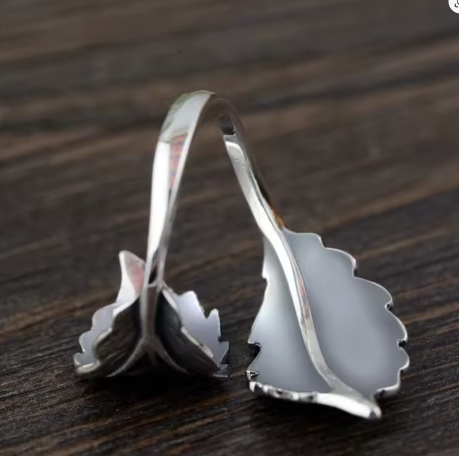Landgirl Vintage Blatt Ring ist ein flexibel größenverstellbarer Damenring im Retro-Design