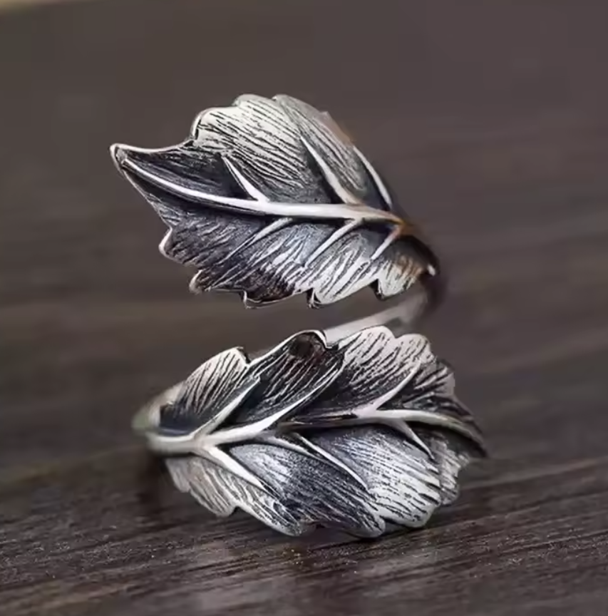 Landgirl Vintage Blatt Ring ist ein flexibel größenverstellbarer Damenring im Retro-Design