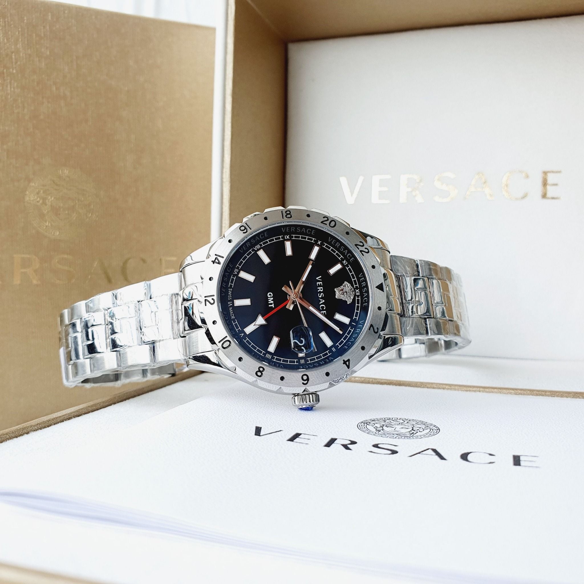Versace Hellenyium GMT Schwarzes Zifferblatt Silber Metallarmband Herrenuhr – V11020015