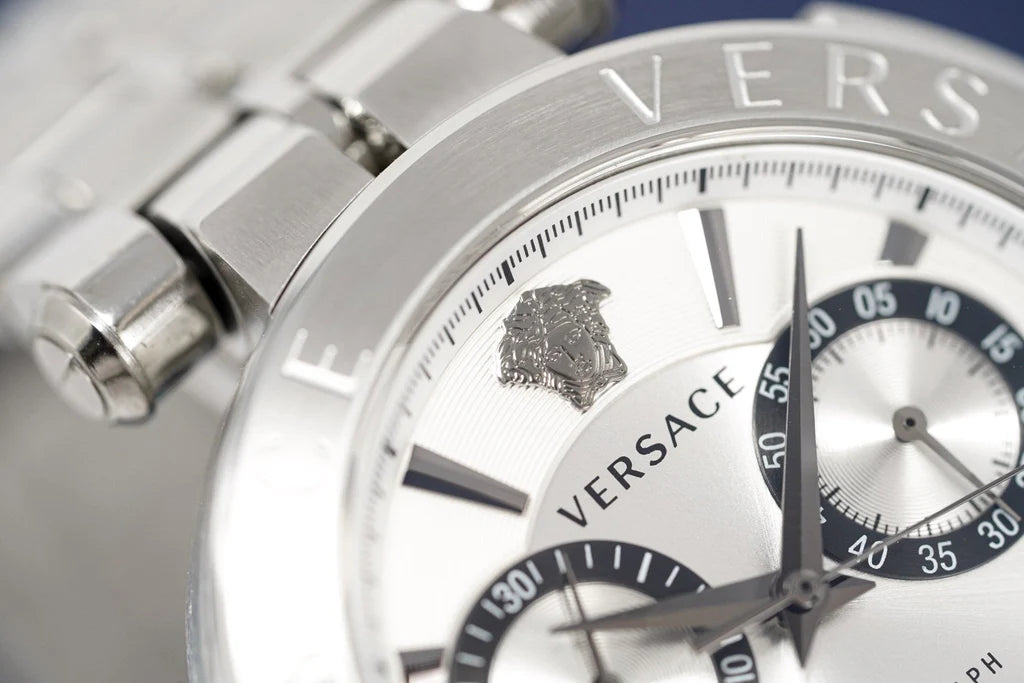 Versace Aion Chronograph Herrenuhr mit weißem Zifferblatt und silbernem Edelstahlarmband - VBR040017