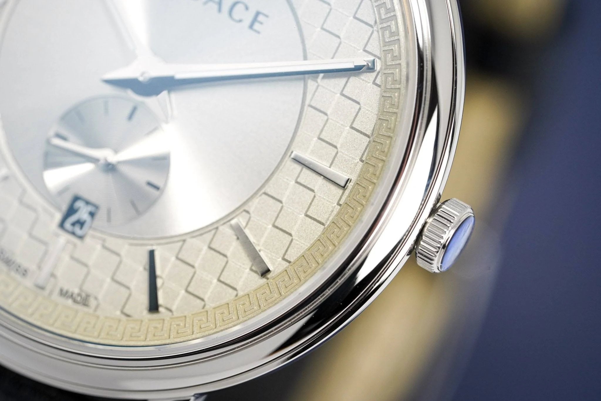 Versace V-Circle Quarzuhr mit hellem Zifferblatt und schwarzem Lederarmband für Herren – VEBQ01219