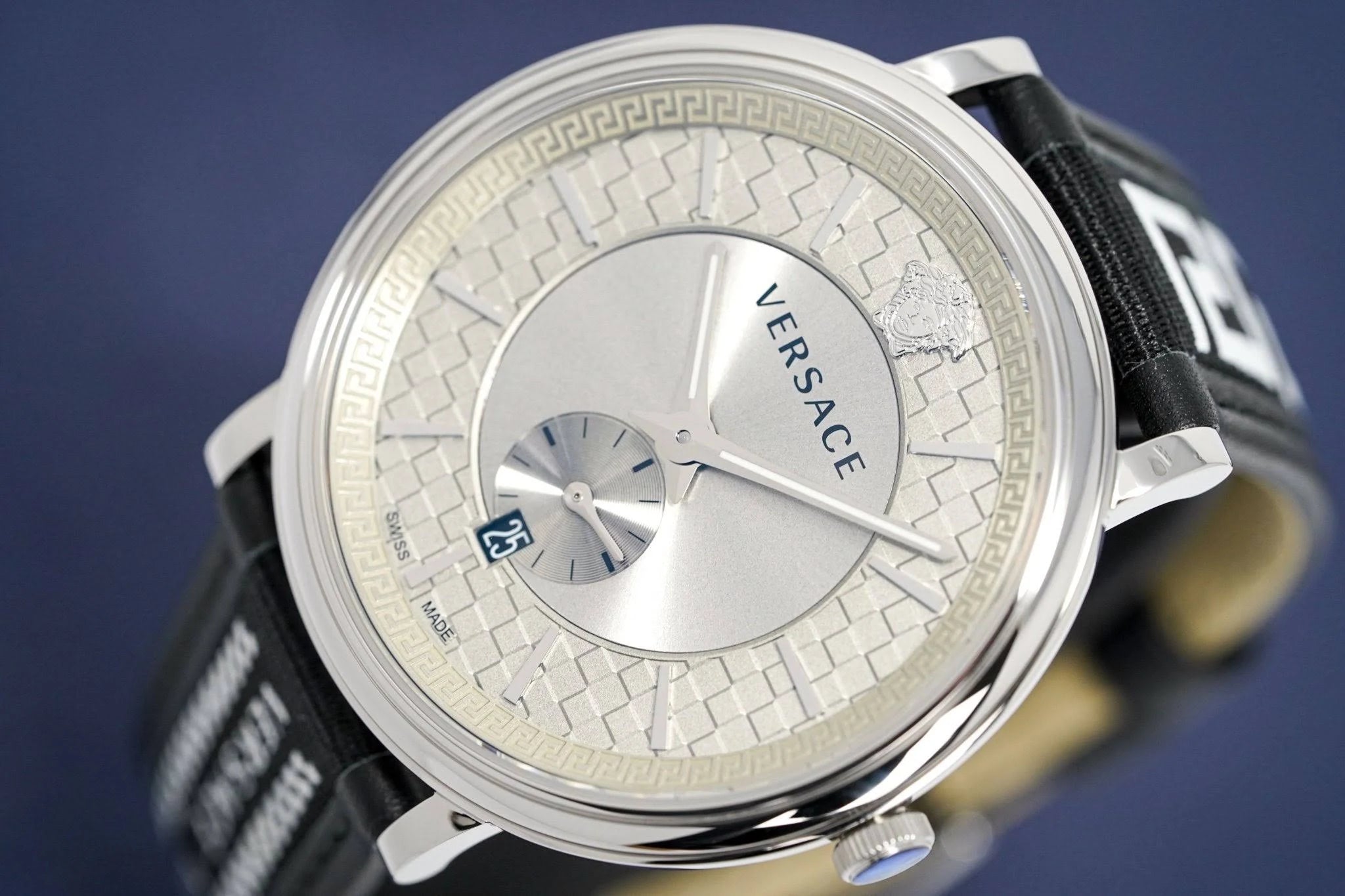 Versace V-Circle Quarzuhr mit hellem Zifferblatt und schwarzem Lederarmband für Herren – VEBQ01219