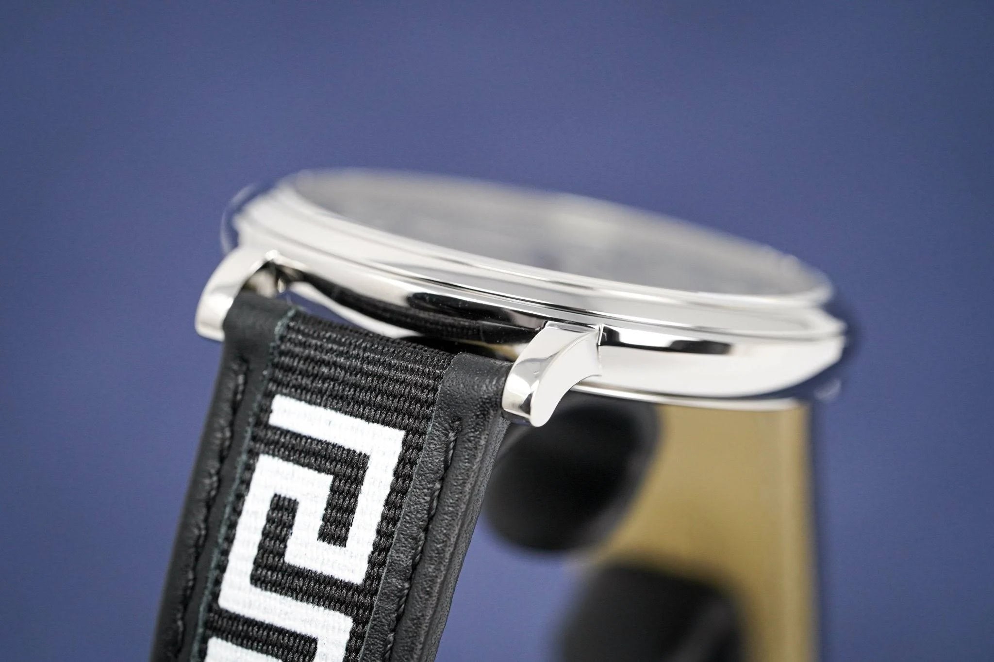 Versace V-Circle Quarzuhr mit hellem Zifferblatt und schwarzem Lederarmband für Herren – VEBQ01219