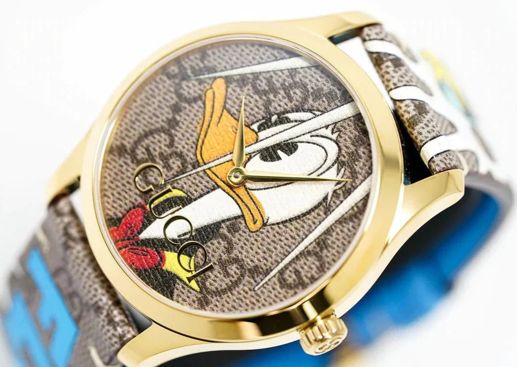 Gucci G Zeitlose Disney Donald Duck Uhr, braunes Zifferblatt, braune Lederarmbanduhr für Damen – YA1264167