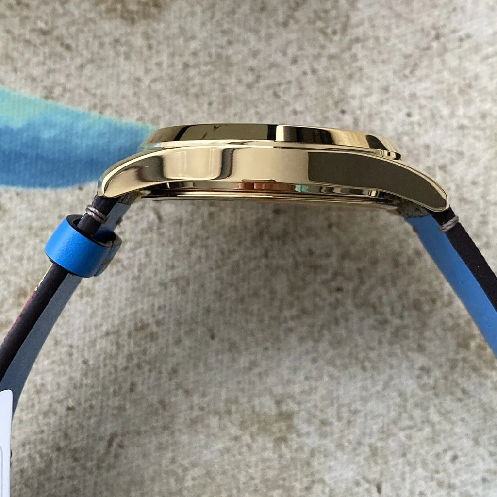 Gucci G Zeitlose Disney Donald Duck Uhr, braunes Zifferblatt, braune Lederarmbanduhr für Damen – YA1264167