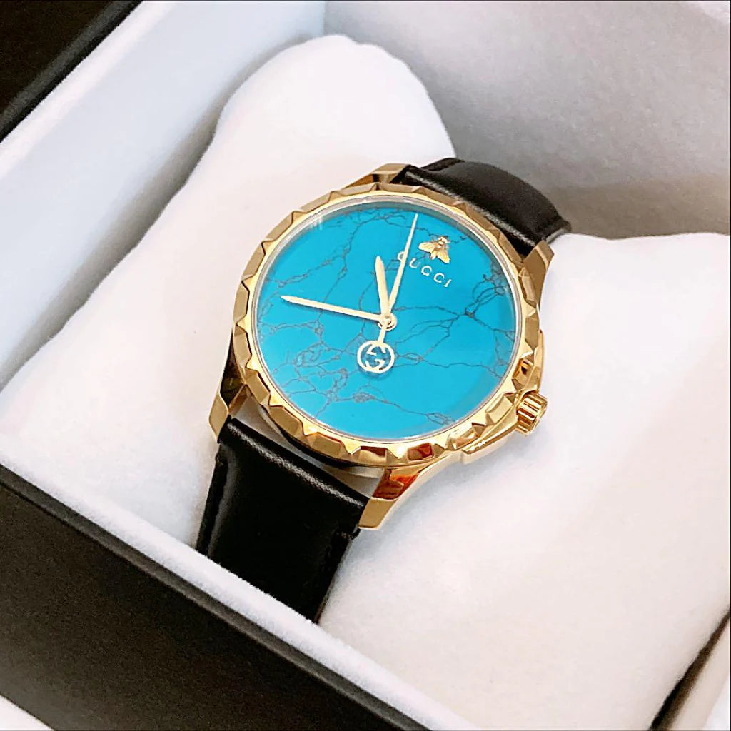 Gucci G Timeless Herrenuhr mit türkisblauem Zifferblatt und schwarzem Lederarmband - YA126462