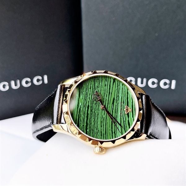 Gucci G Timeless Herrenuhr mit smaraktgrün Zifferblatt und schwarzem Lederarmband - YA126463