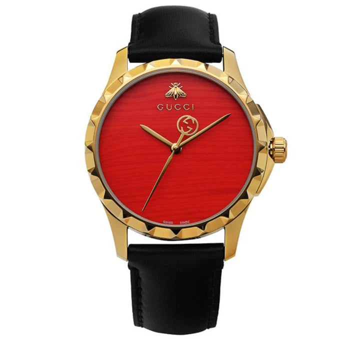 Gucci G Timeless Herrenuhr mit korallenrotem Zifferblatt und schwarzem Lederarmband - YA126464