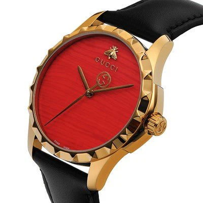 Gucci G Timeless Herrenuhr mit korallenrotem Zifferblatt und schwarzem Lederarmband - YA126464