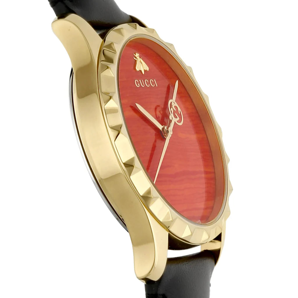 Gucci G Timeless Herrenuhr mit korallenrotem Zifferblatt und schwarzem Lederarmband - YA126464