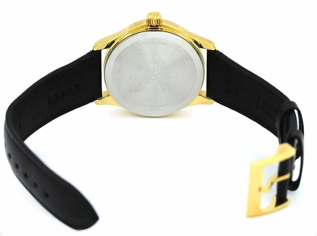 Gucci G Timeless Herrenuhr mit korallenrotem Zifferblatt und schwarzem Lederarmband - YA126464