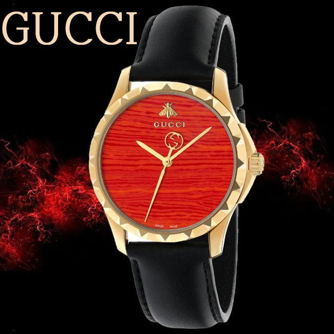 Gucci G Timeless Herrenuhr mit korallenrotem Zifferblatt und schwarzem Lederarmband - YA126464