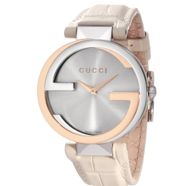 Gucci Damenuhr mit ineinandergreifendem Muster aus 18-karätigem Gold, silbernem Zifferblatt und weißem Lederarmband - YA133303