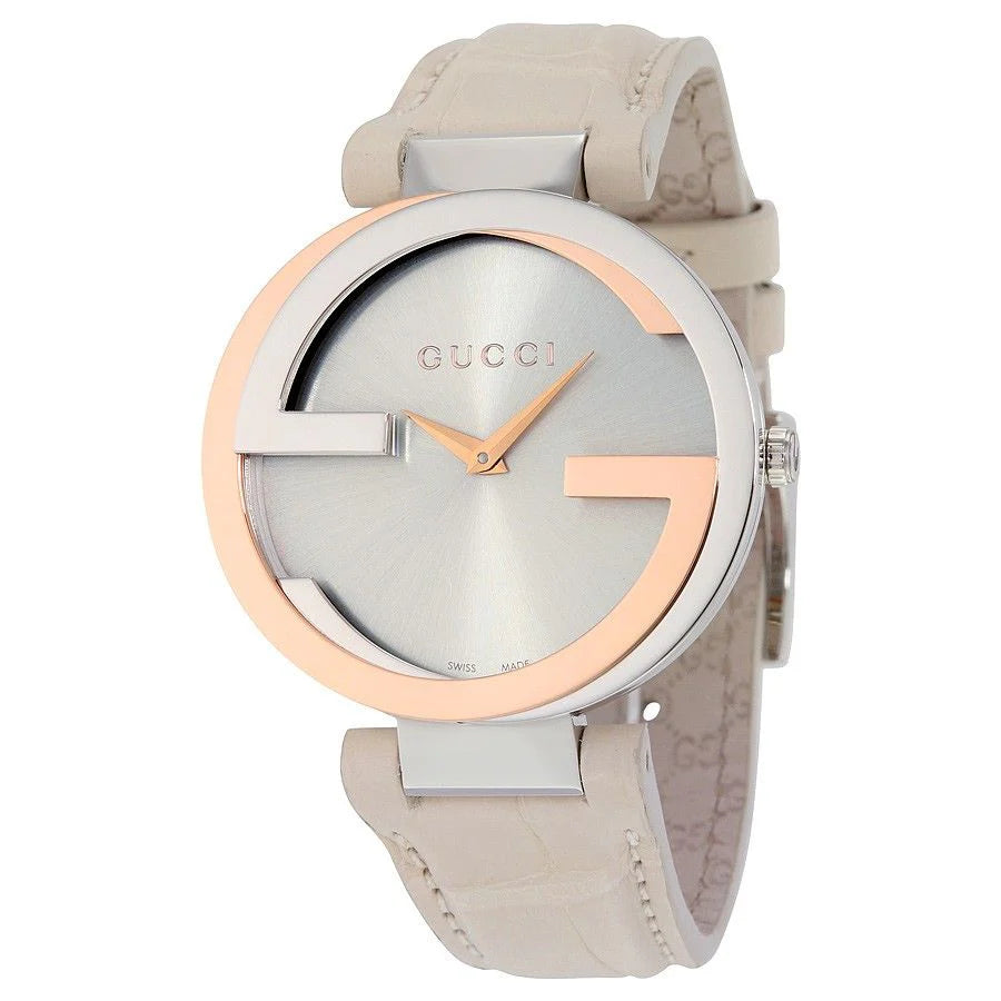 Gucci Damenuhr mit ineinandergreifendem Muster aus 18-karätigem Gold, silbernem Zifferblatt und weißem Lederarmband - YA133303