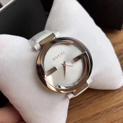 Gucci Damenuhr mit ineinandergreifendem Muster aus 18-karätigem Gold, silbernem Zifferblatt und weißem Lederarmband - YA133303