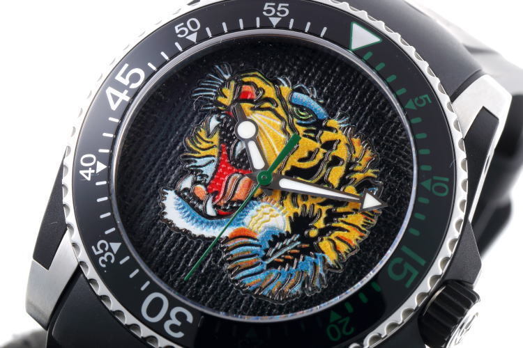 Gucci Dive Tiger – Schwarzes Zifferblatt – Schwarzes Kautschukarmband – Uhr für Herren – YA136318, Herrenuhr
