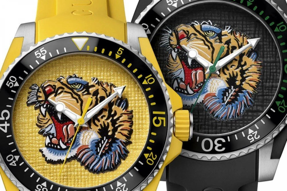 Gucci Dive Tiger – Schwarzes Zifferblatt – Schwarzes Kautschukarmband – Uhr für Herren – YA136318, Herrenuhr