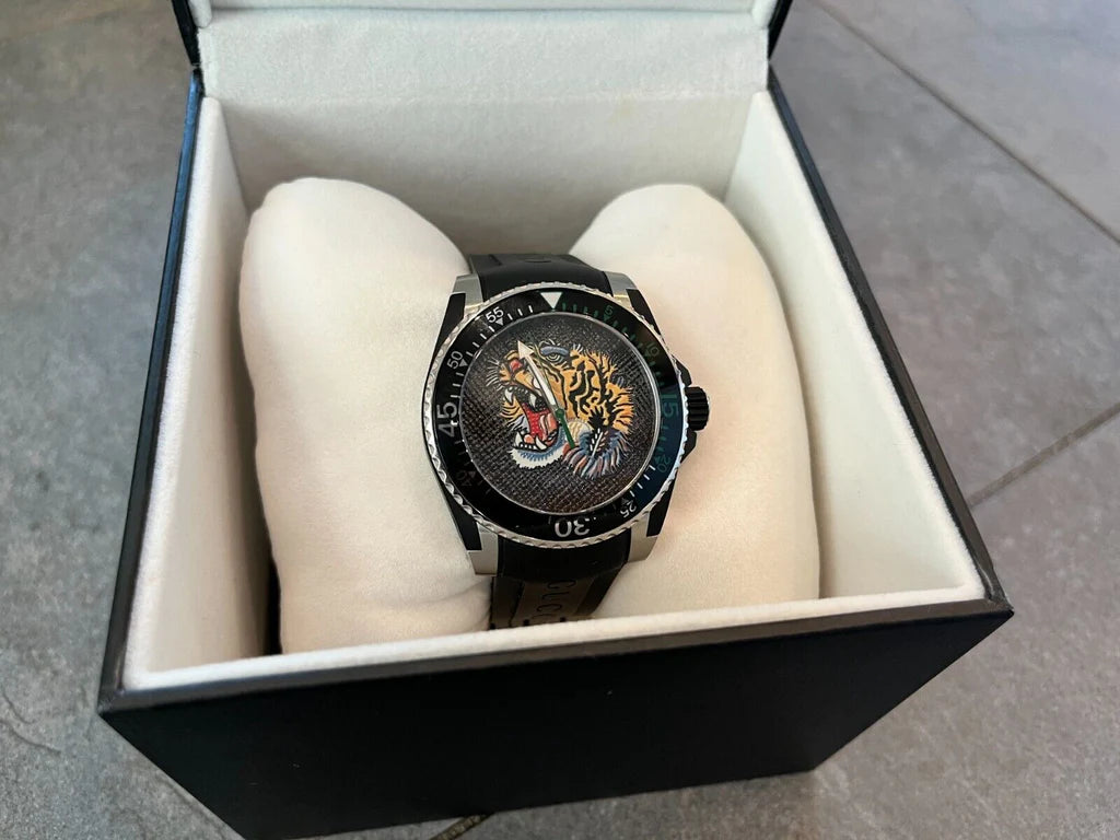 Gucci Dive Tiger – Schwarzes Zifferblatt – Schwarzes Kautschukarmband – Uhr für Herren – YA136318, Herrenuhr