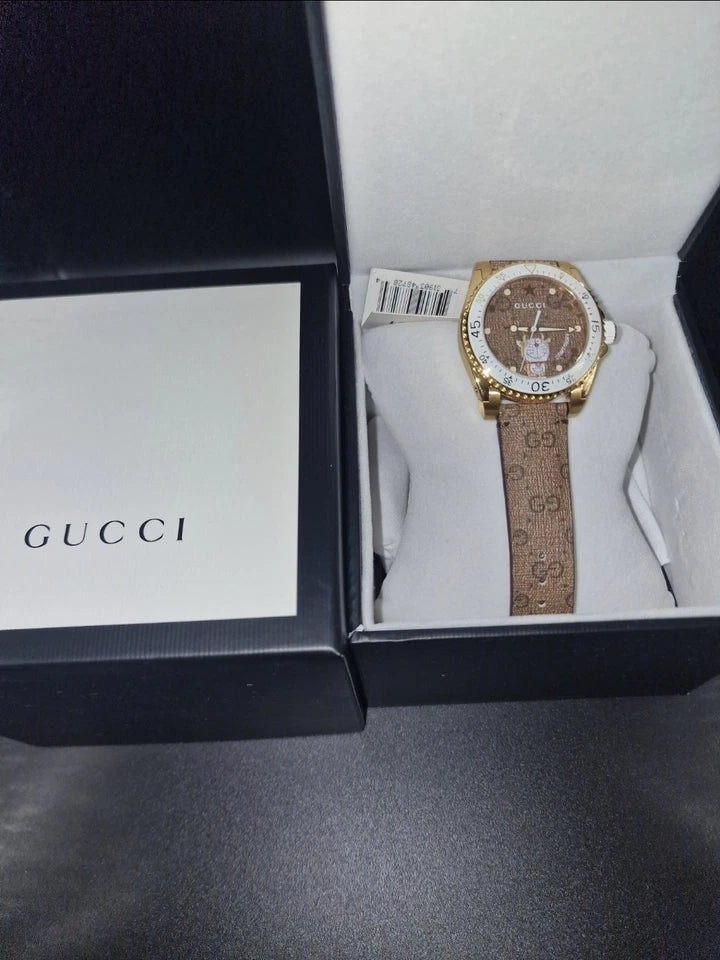 Gucci Dive Doraemon Quarzuhr mit braunem Zifferblatt und braunem Lederarmband, Herrenuhr – YA136334