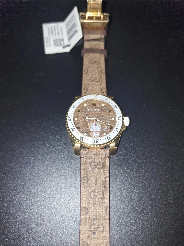 Gucci Dive Doraemon Quarzuhr mit braunem Zifferblatt und braunem Lederarmband, Herrenuhr – YA136334