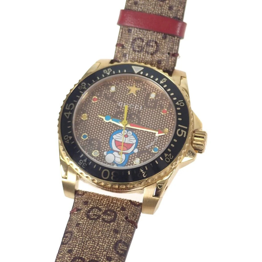 Gucci Dive Doraemon Quarzuhr mit braunem Zifferblatt und braunem Lederarmband für Herren – YA136335