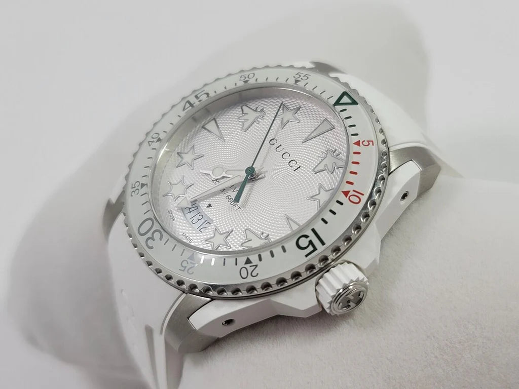 Gucci Taucheruhr mit Quarzwerk, weißem Zifferblatt und weißem Kautschukarmband für Herren - YA136337