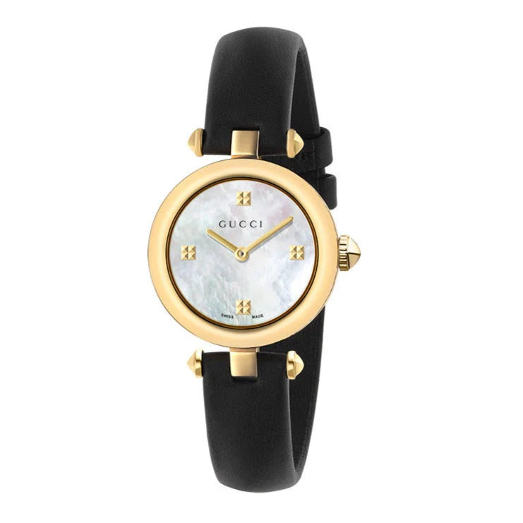 Gucci Diamantissima Damenuhr mit Perlmuttzifferblatt und schwarzem Lederarmband - YA141505