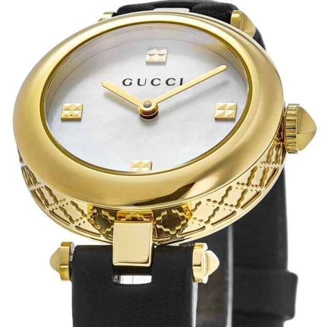 Gucci Diamantissima Damenuhr mit Perlmuttzifferblatt und schwarzem Lederarmband - YA141505