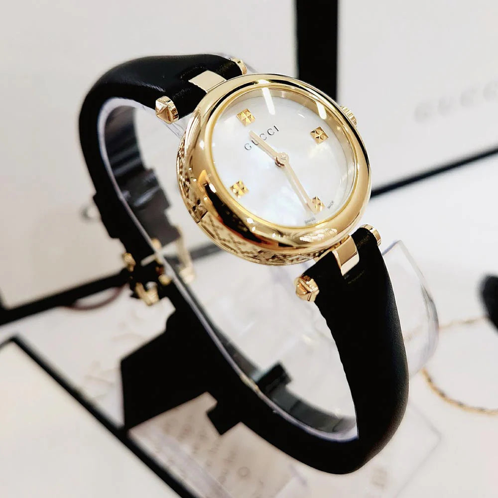 Gucci Diamantissima Damenuhr mit Perlmuttzifferblatt und schwarzem Lederarmband - YA141505
