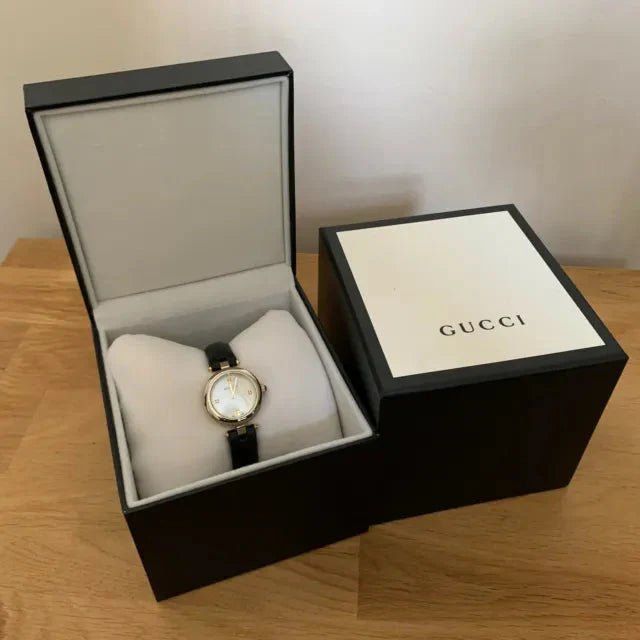 Gucci Diamantissima Damenuhr mit Perlmuttzifferblatt und schwarzem Lederarmband - YA141505