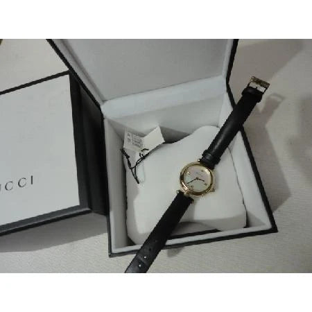 Gucci Diamantissima Damenuhr mit Perlmuttzifferblatt und schwarzem Lederarmband - YA141505