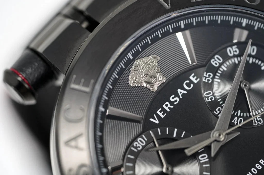 Versace V-Racer Aion Chronograph mit schwarzem Zifferblatt und schwarzem Lederarmband für Herren – VBR030017, Herrenuhr