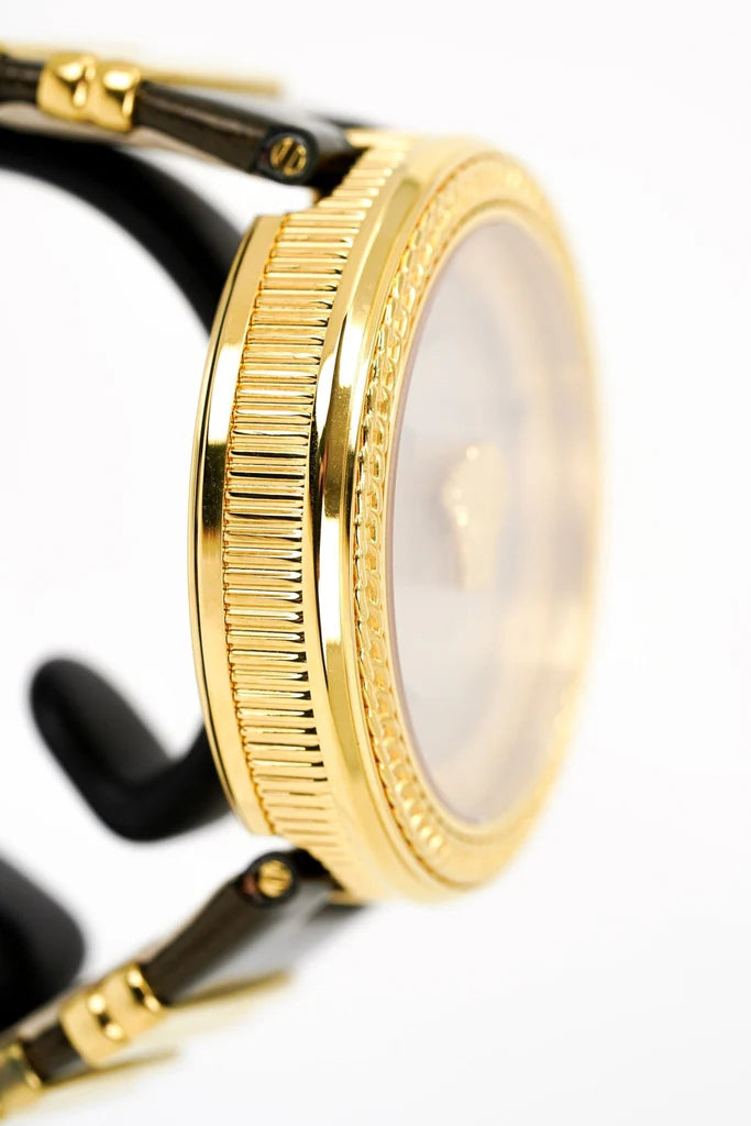 Versace V Metal Icon Damenuhr mit goldenem Zifferblatt und braunem Armband – VLC130016