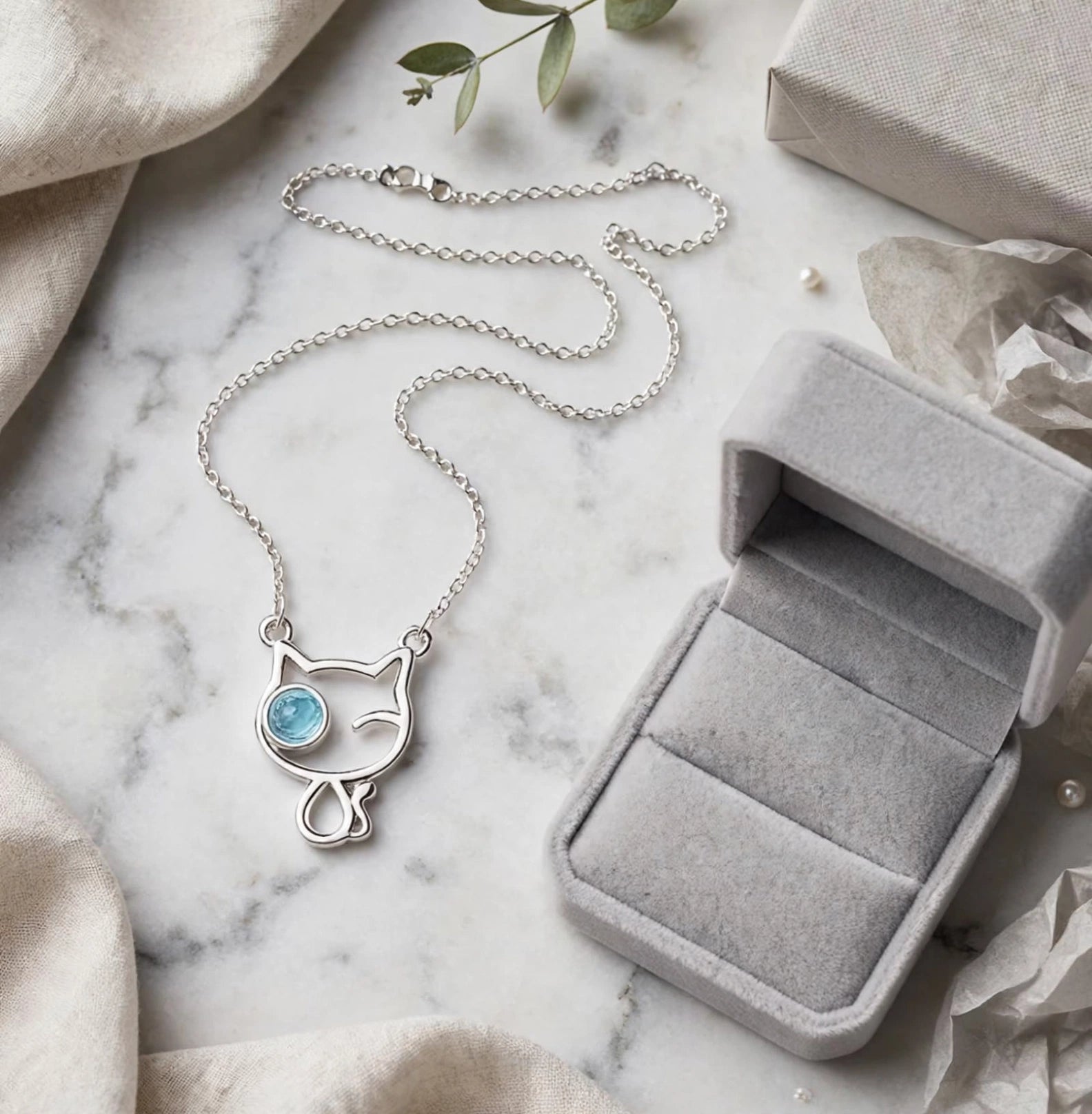 MIAU - Filigrane Katzen-Kette mit blauem Kristall | Silber