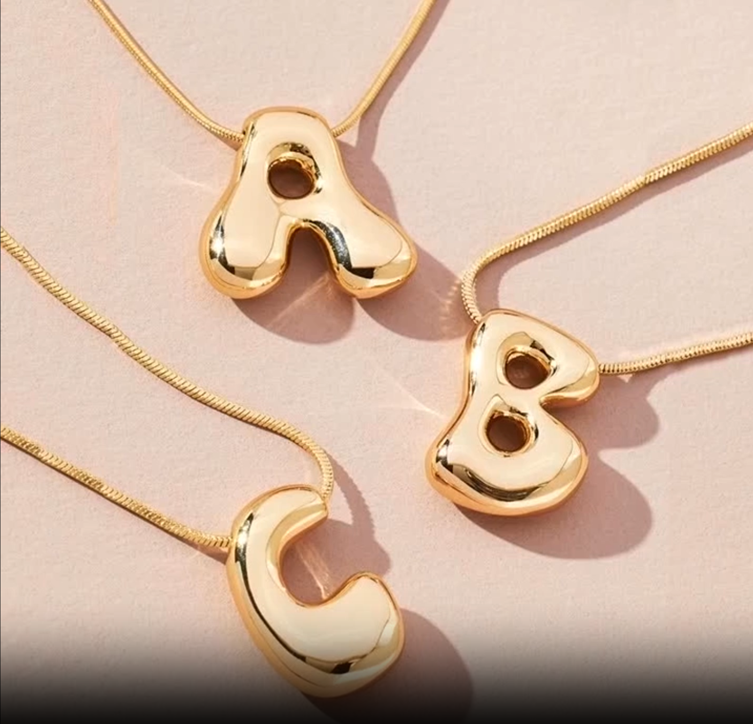 Goldene Farbe Edelstahl Initial Halskette, der Buchstabe in Form einer Chunky Blase . Trendy Schmuck als Geschenk für Jung und Alt