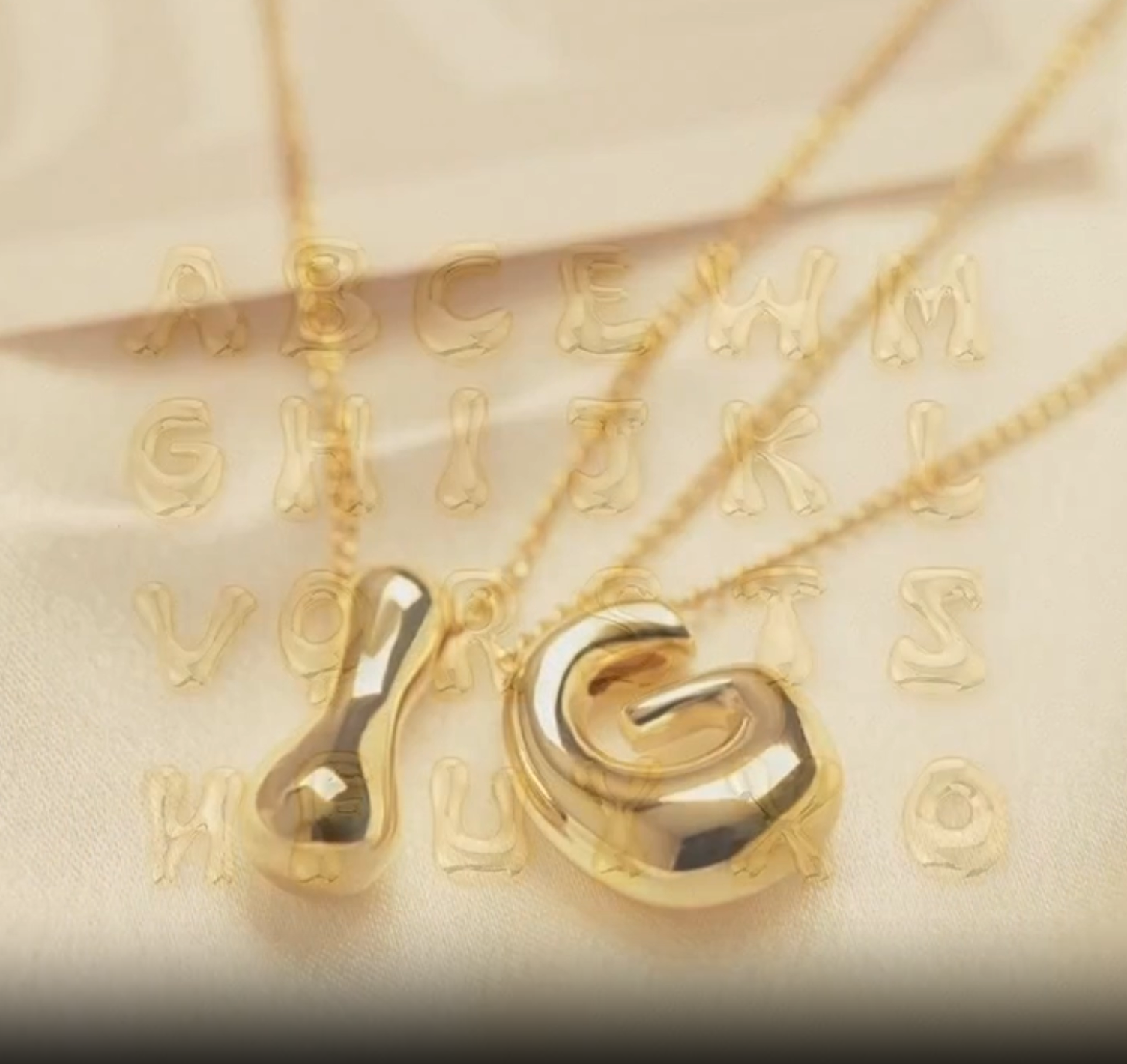 Goldene Farbe Edelstahl Initial Halskette, der Buchstabe in Form einer Chunky Blase . Trendy Schmuck als Geschenk für Jung und Alt