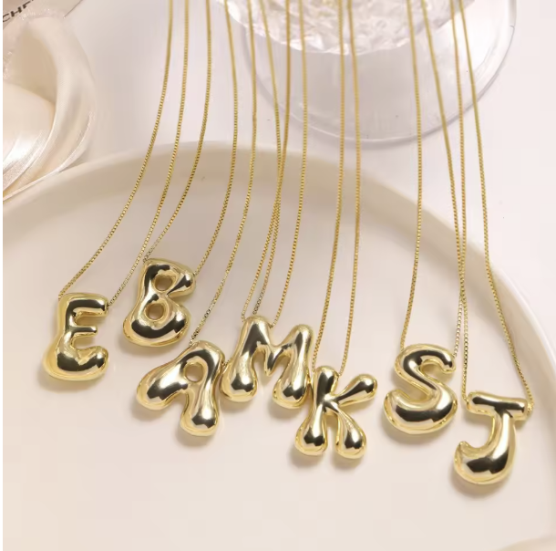 Goldene Farbe Edelstahl Initial Halskette, der Buchstabe in Form einer Chunky Blase . Trendy Schmuck als Geschenk für Jung und Alt