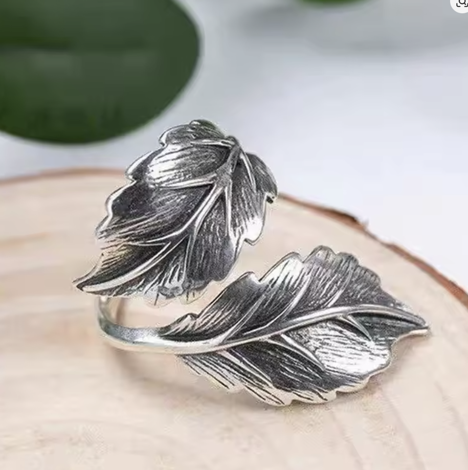 Landgirl Vintage Blatt Ring ist ein flexibel größenverstellbarer Damenring im Retro-Design