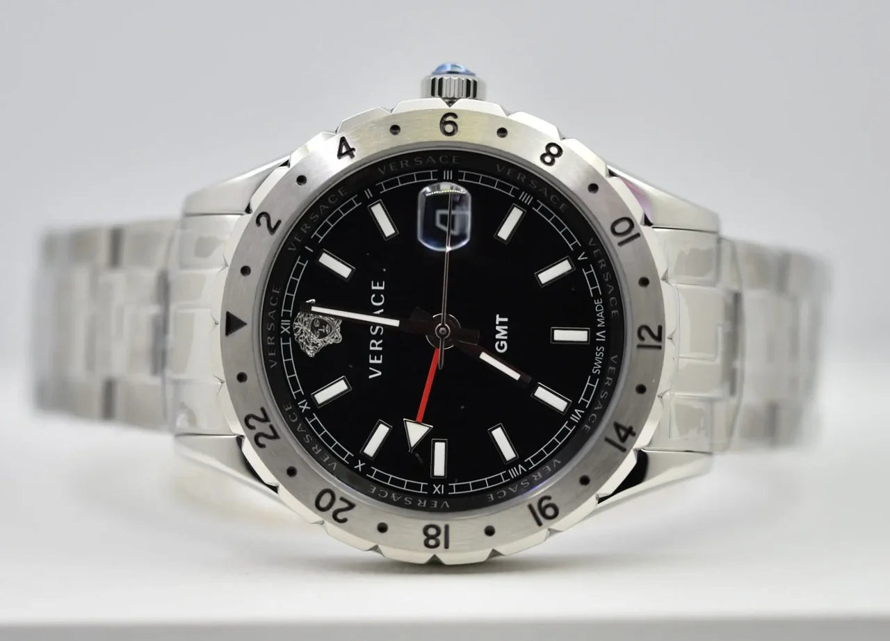 Versace Hellenyium GMT Schwarzes Zifferblatt Silber Metallarmband Herrenuhr – V11020015