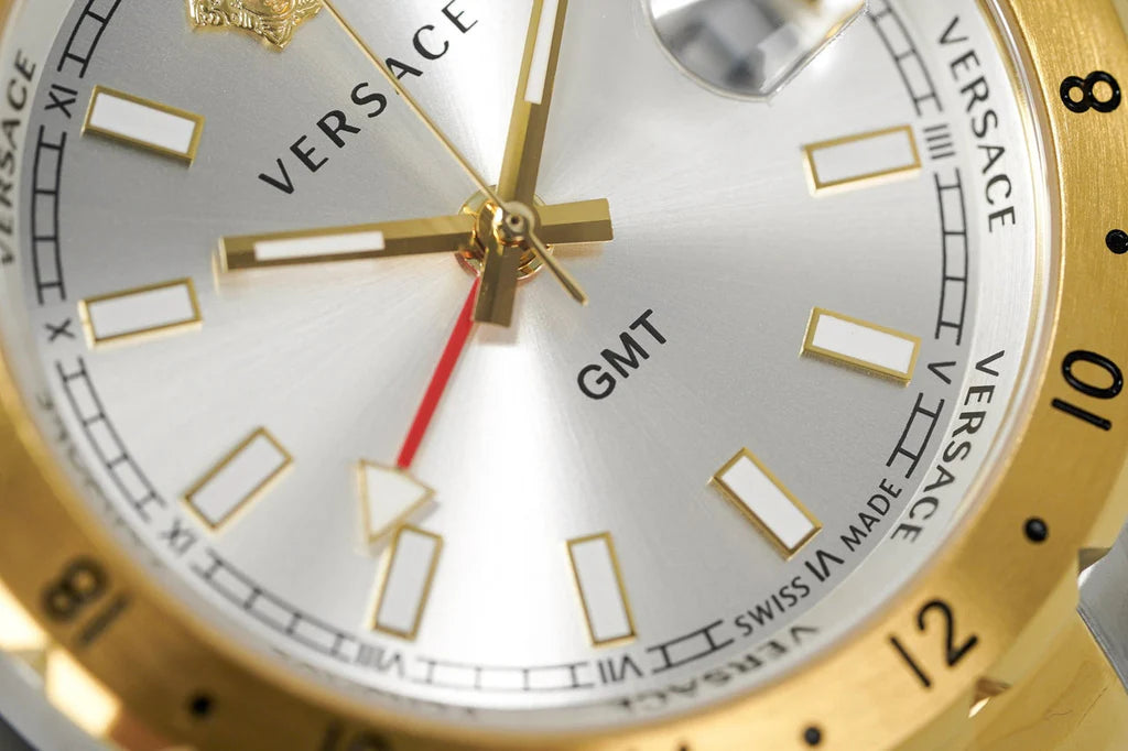 Versace Hellenyium GMT Silberfarbenes Zifferblatt-Zweifarbiges Armband, Uhr für Herren – V11030015