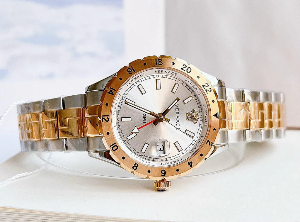 Versace Hellenyium GMT Silberfarbenes Zifferblatt-Zweifarbiges Armband, Uhr für Herren – V11030015
