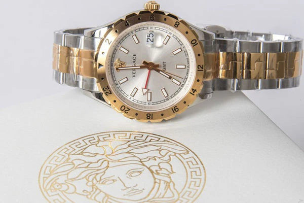 Versace Hellenyium GMT Silberfarbenes Zifferblatt-Zweifarbiges Armband, Uhr für Herren – V11030015
