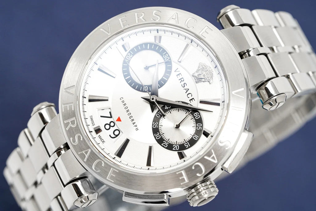 Versace Aion Chronograph Herrenuhr mit weißem Zifferblatt und silbernem Edelstahlarmband - VBR040017