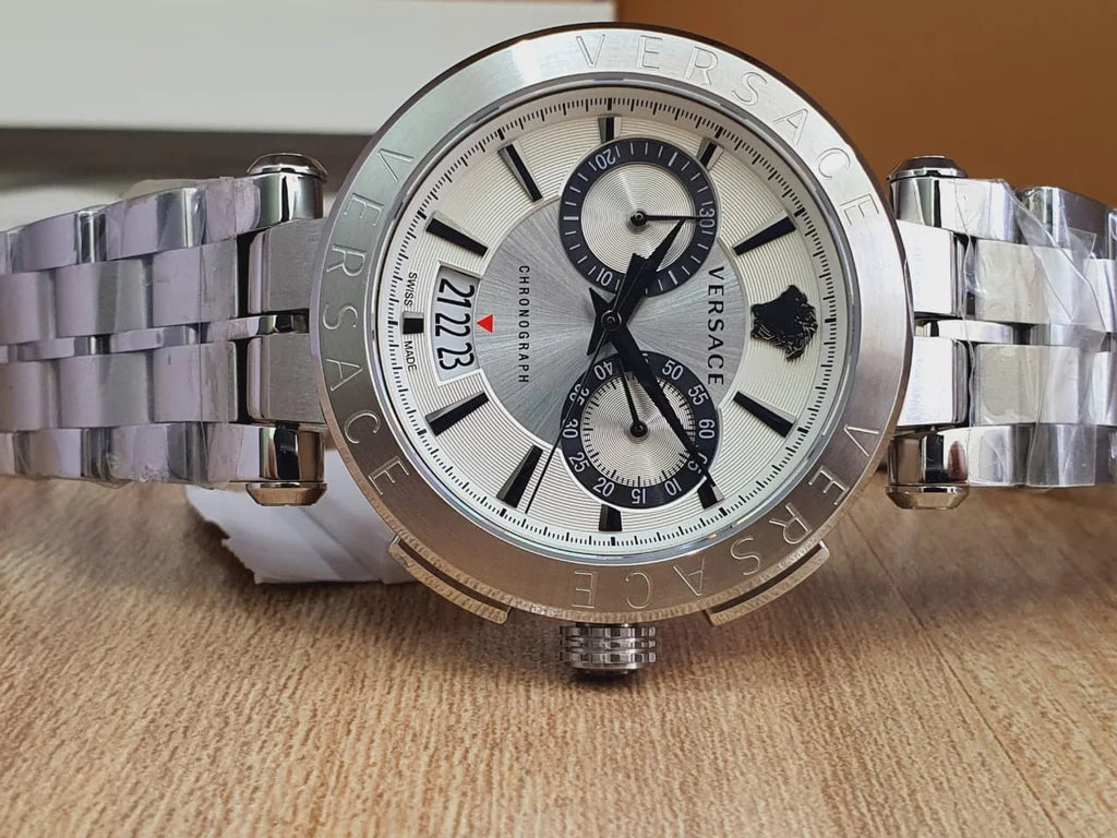 Versace Aion Chronograph Herrenuhr mit weißem Zifferblatt und silbernem Edelstahlarmband - VBR040017