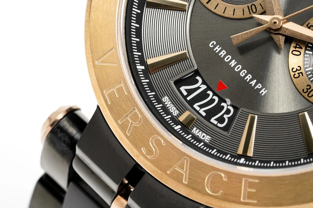 Versace Aion Chronograph mit schwarzem Zifferblatt und grauem Stahlarmband für Herren – VBR050017