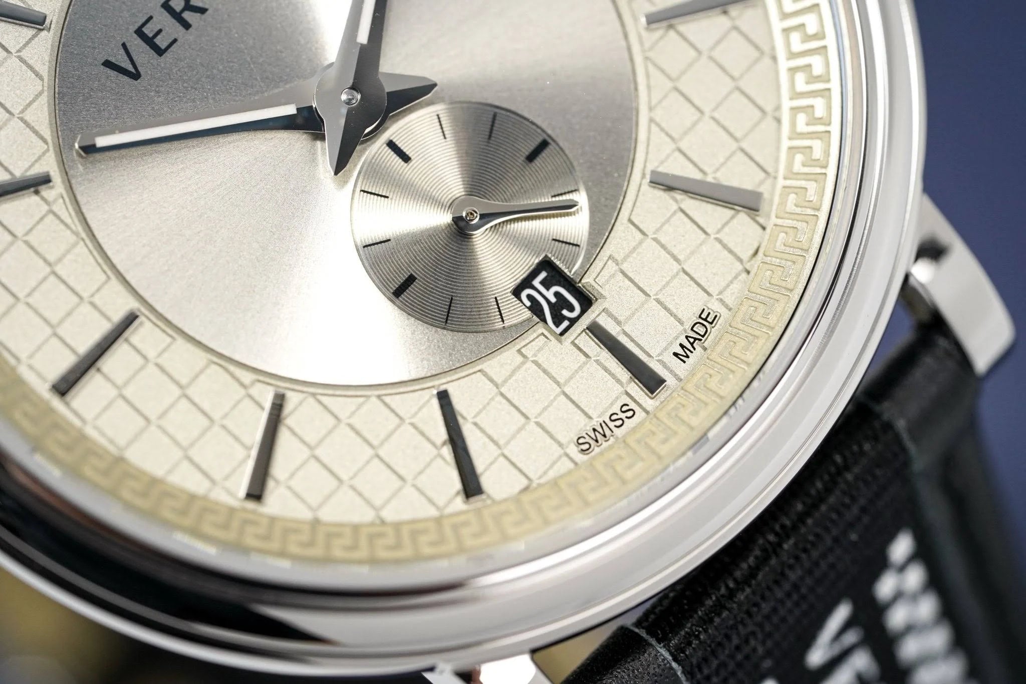 Versace V-Circle Quarzuhr mit hellem Zifferblatt und schwarzem Lederarmband für Herren – VEBQ01219
