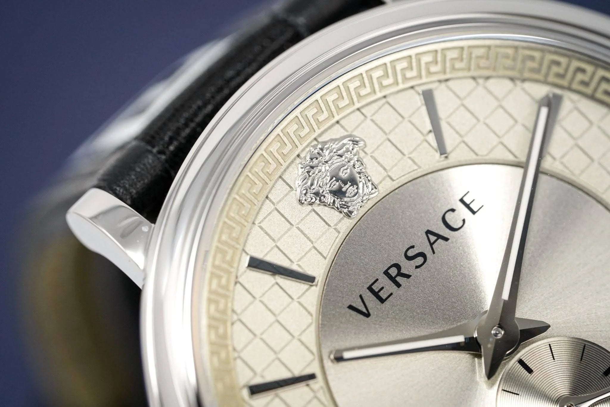 Versace V-Circle Quarzuhr mit hellem Zifferblatt und schwarzem Lederarmband für Herren – VEBQ01219
