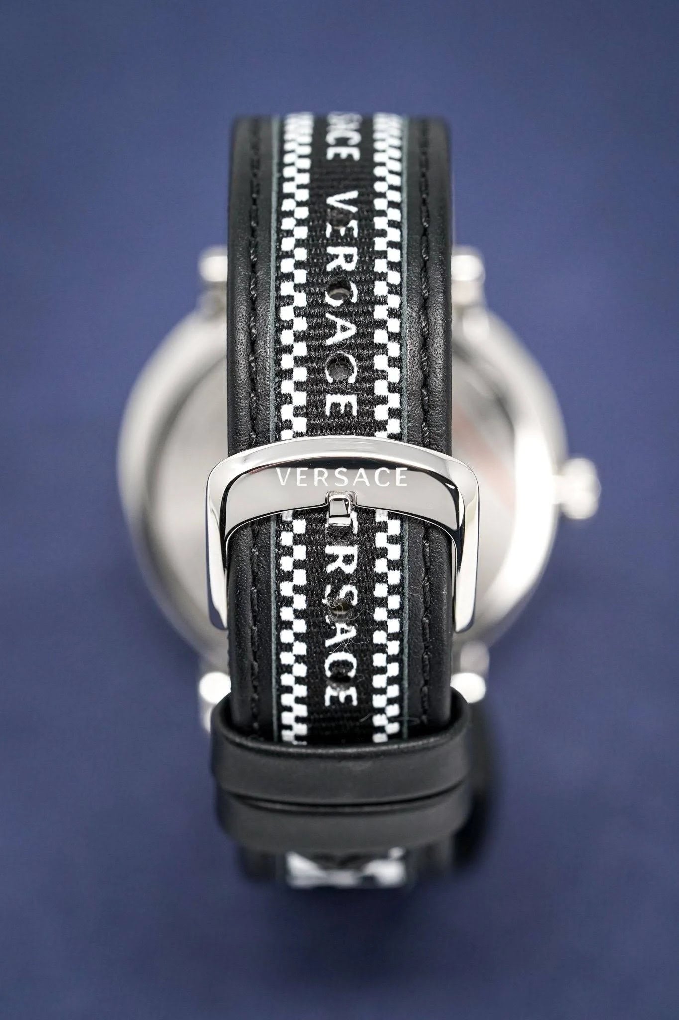 Versace V-Circle Quarzuhr mit hellem Zifferblatt und schwarzem Lederarmband für Herren – VEBQ01219